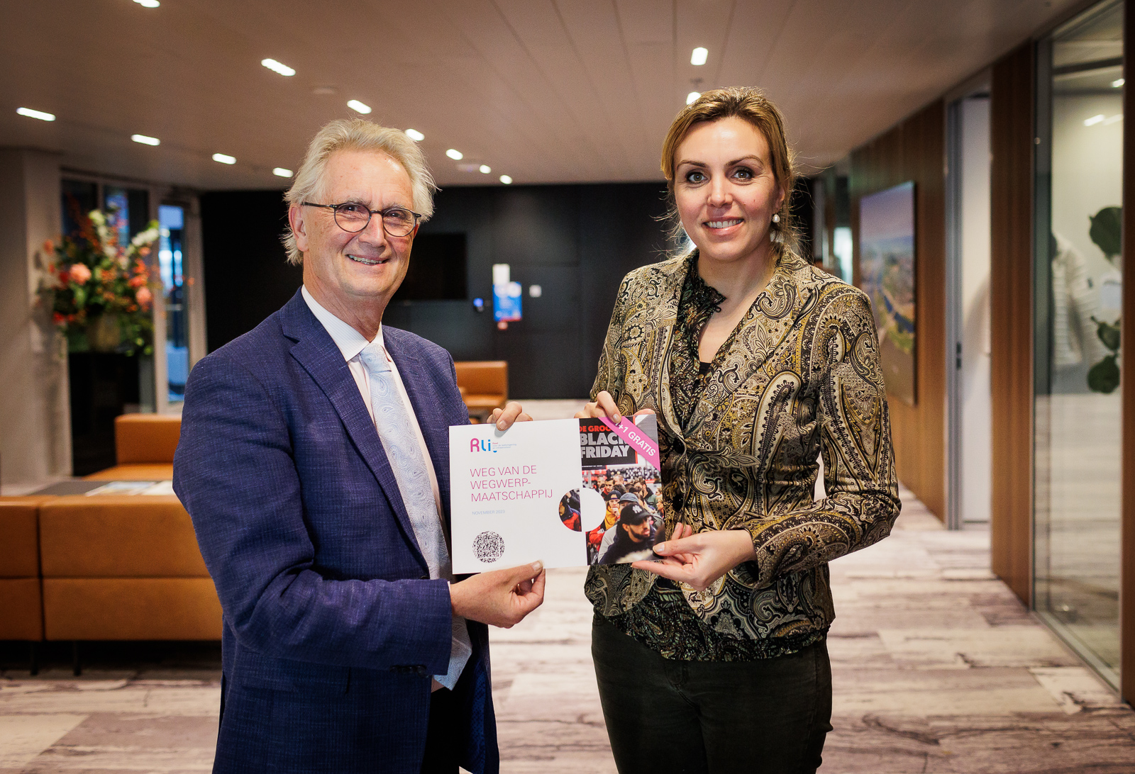 Photo of State Secretary for Infrastructure and Water Management, Vivianne Heijnen, receiving the advisory report "Phasing Out the Throw-away Society" from Council member and committee chair André van der Zande