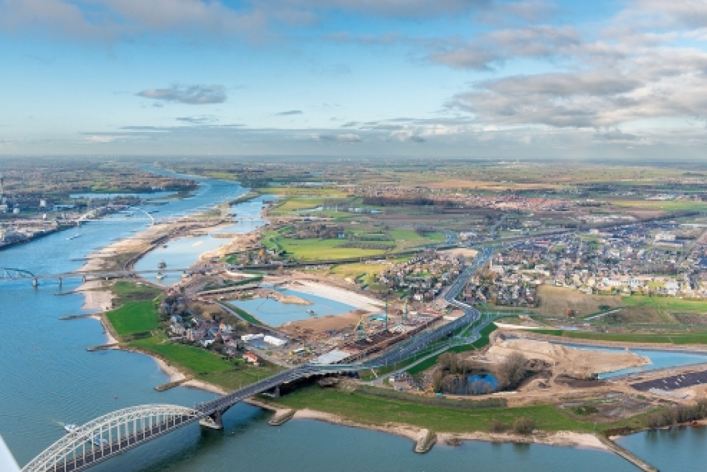 Photo: Spiegelwaal, Nijmegen, an example of a complex regional challenge: urban development, flood risk management, infrastructure and landscape quality | © Thea van den Heuvel /DAPh